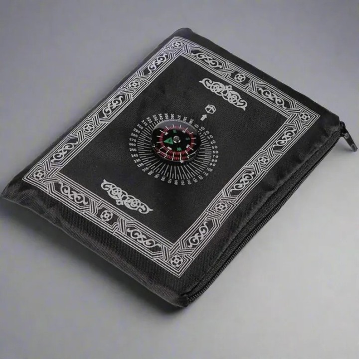 Tapis de prière de voyage format de poche avec pochon, léger et pratique pour Hajj et Omra.
