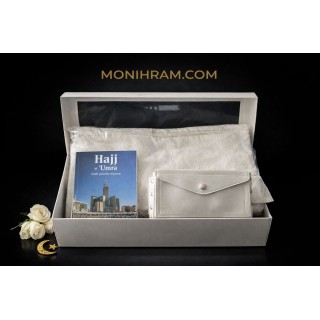 Coffret indispensable omra ou hajj avec un ihram, une ceinture et un guide pour les rites dans une boite cadeau